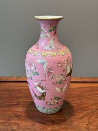 Een Chinese famille rose vaas met vlinders op roze sgraffito fond, Qianlong merk en mogelijk periode
