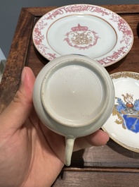 Een paar gemonogrammeerde Chinese roze-ge&euml;mailleerde borden en een paar koppen en schotels met wapendeor, Yongzheng/Qianlong