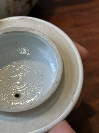 Een Chinese vergulde famille rose theepot, Yongzheng