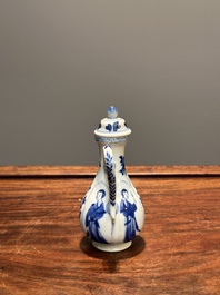 Een Chinese blauw-witte dekselkan met 'Lange Lijzen', jade merk, Kangxi