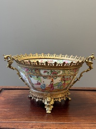 Twee Chinese Canton famille rose kommen met vergulde bronzen monturen, 19e eeuw