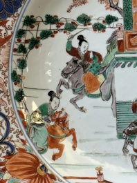 Een paar Chinese verte-Imari 'De vrouwelijke generaals van de familie Yang 楊門女將' schotels, Kangxi