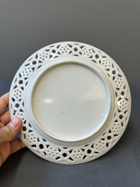 Une paire d'assiettes en porcelaine de Chine en bleu et blanc surd&eacute;cor&eacute; en Canton, une assiette aux gar&ccedil;ons jouant et une assiette ajour&eacute;e, 19&egrave;me