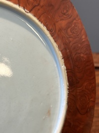 A Chinese famille rose 'faux-bois' border plate, Yongzheng/Qianlong