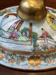 Een Chinese Canton famille rose dekselterrine  met bijbehorend bord, 19e eeuw