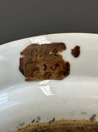 Un plat armori&eacute; et une assiette aux armes de De Heere pour le march&eacute; hollandais en porcelaine de Chine, Qianlong