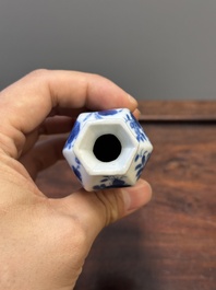 Deux vases, deux pichets miniatures et une bo&icirc;te &agrave; th&eacute; en porcelaine de Chine en bleu et blanc, Kangxi