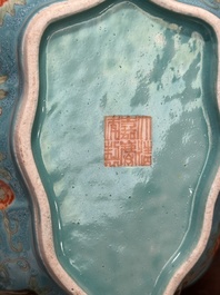 Een paar Chinese famille rose bladvormige kommen met vlinders op turquoise fondkleur, Jiaqing merk en periode