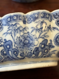 Paire de sauci&egrave;res et terrines couvertes en porcelaine de Chine en bleu et blanc, Qianlong