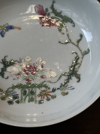 Een paar Chinese famille rose borden met pioenrozen en een vlinder, Yongzheng/Qianlong