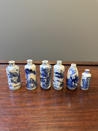 Zes Chinese blauw-witte snuifflessen, 19de eeuw