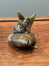 Bo&icirc;te couverte en bronze partiellement dor&eacute;e figurant Ebisu sur une dorade, Japon, sign&eacute;e Miyao Zo, Meiji, vers 1880