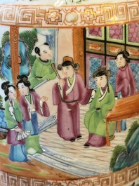 Een paar Chinese Canton famille rose vazen met houten sokkel, 19e eeuw