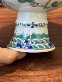 Une collection vari&eacute;e de huit pi&egrave;ces en porcelaine de Chine famille rose, 18/19&egrave;me