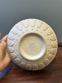 Een grote Chinese Yixing steengoed kom met reli&euml;fdecor, Qianlong merk, 18/19e eeuw