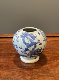 Een paar Chinese blauw-witte dekselvazen en drie potten, 19e eeuw