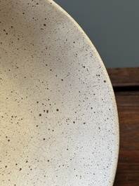 Een grote Chinese Yixing steengoed kom met reli&euml;fdecor, Qianlong merk, 18/19e eeuw