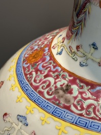 Paire de vases de forme bouteille en porcelaine de Chine famille rose &agrave; d&eacute;cor de dragons, Tongzhi/Guangxu