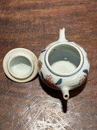 Een Chinese Imari-stijl miniatuur theepot, Kangxi
