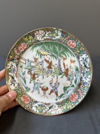Une paire d'assiettes en porcelaine de Chine en bleu et blanc surd&eacute;cor&eacute; en Canton, une assiette aux gar&ccedil;ons jouant et une assiette ajour&eacute;e, 19&egrave;me
