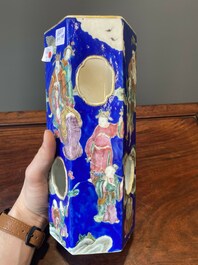 Paire de rares porte-chapeaux en porcelaine de Chine famille rose sur fond bleu &agrave; d&eacute;cor de 'huit immortels', marque et &eacute;poque de Tongzhi