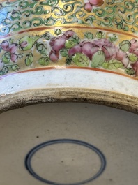 Paire de vases de forme rouleau en porcelaine de Chine famille rose de Canton, 19&egrave;me