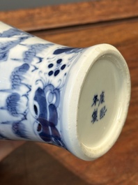Garniture de cinq vases en porcelaine de Chine en bleu et blanc &agrave; d&eacute;cor de paysage, 19&egrave;me