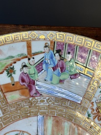 Twee Chinese Canton famille rose schotels met figuratief decor, 19e eeuw