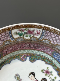 Een Chinees famille rose semi-eierschaal bord met robijnrode achterkant, 19/20e eeuw