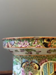 Paire de vases de forme rouleau en porcelaine de Chine famille rose de Canton, 19&egrave;me