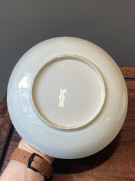 Paire d'assiettes en porcelaine de Chine de style Kakiemon d&eacute;cor&eacute;es aux Pays-Bas, 18&egrave;me