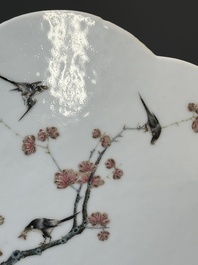 Paire de plaques en porcelaine de Chine famille rose &agrave; d&eacute;cor d'oiseaux parmi des branches fleuries, 19&egrave;me