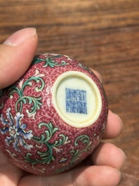 A fine Chinese pink-sgraffito-ground famille rose cup with floral design, Qianlong mark, 19th C.