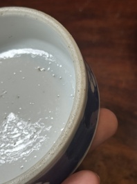 Een paar Chinese blauw-witte dekselvazen en drie potten, 19e eeuw
