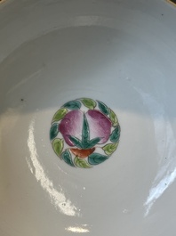 Une collection vari&eacute;e de huit pi&egrave;ces en porcelaine de Chine famille rose, 18/19&egrave;me
