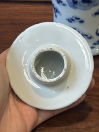 Een paar Chinese blauw-witte dekselvazen en drie potten, 19e eeuw