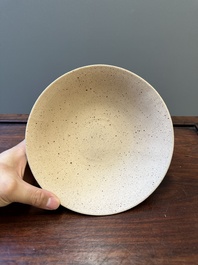 Een grote Chinese Yixing steengoed kom met reli&euml;fdecor, Qianlong merk, 18/19e eeuw