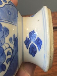 Een paar Chinese blauw-witte rozenwater sprenkelaars voor de islamitische markt, Kangxi