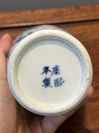 Garniture de cinq vases en porcelaine de Chine en bleu et blanc &agrave; d&eacute;cor de paysage, 19&egrave;me