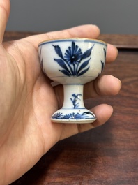 Deux coupes &agrave; pied et quatre vases miniatures de forme 'gu' en porcelaine de Chine en bleu et blanc, Kangxi