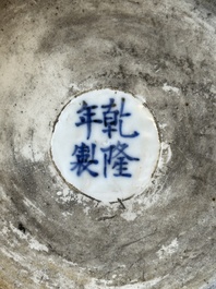 Vase de forme 'gu' en porcelaine de Chine doucai &agrave; d&eacute;cor de coq, marque de Qianlong, 19&egrave;me