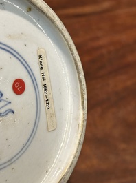 Pot couvert en porcelaine de Chine en bleu et blanc &agrave; d&eacute;cor floral, Kangxi