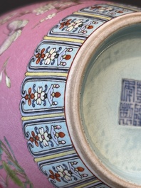 Een Chinese famille rose vaas met vlinders op roze sgraffito fond, Qianlong merk en mogelijk periode