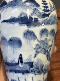 Garniture de cinq vases en porcelaine de Chine en bleu et blanc &agrave; d&eacute;cor de paysage, 19&egrave;me