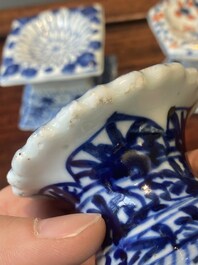 Een paar Chinese blauw-witte vazen en vier zoutvaten in blauw-wit, famille rose en Imari-stijl, Kangxi/Qianlong