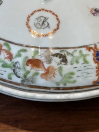 Une terrine couverte &agrave; deux compartiments et une assiette monogramm&eacute;e en porcelaine de Chine famille rose de Canton, 19&egrave;me