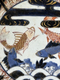 Plat en porcelaine Imari du Japon &agrave; d&eacute;cor de carpes, Edo, 17&egrave;me