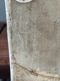Een grote vierkante Chinese verte biscuit 'Roman van de Drie Koninkrijken' vaas, 19e eeuw