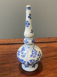 Een paar Chinese blauw-witte rozenwater sprenkelaars voor de islamitische markt, Kangxi