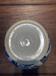Vase en porcelaine de Chine en bleu et blanc &agrave; d&eacute;cor des 'Longues Dames', Kangxi